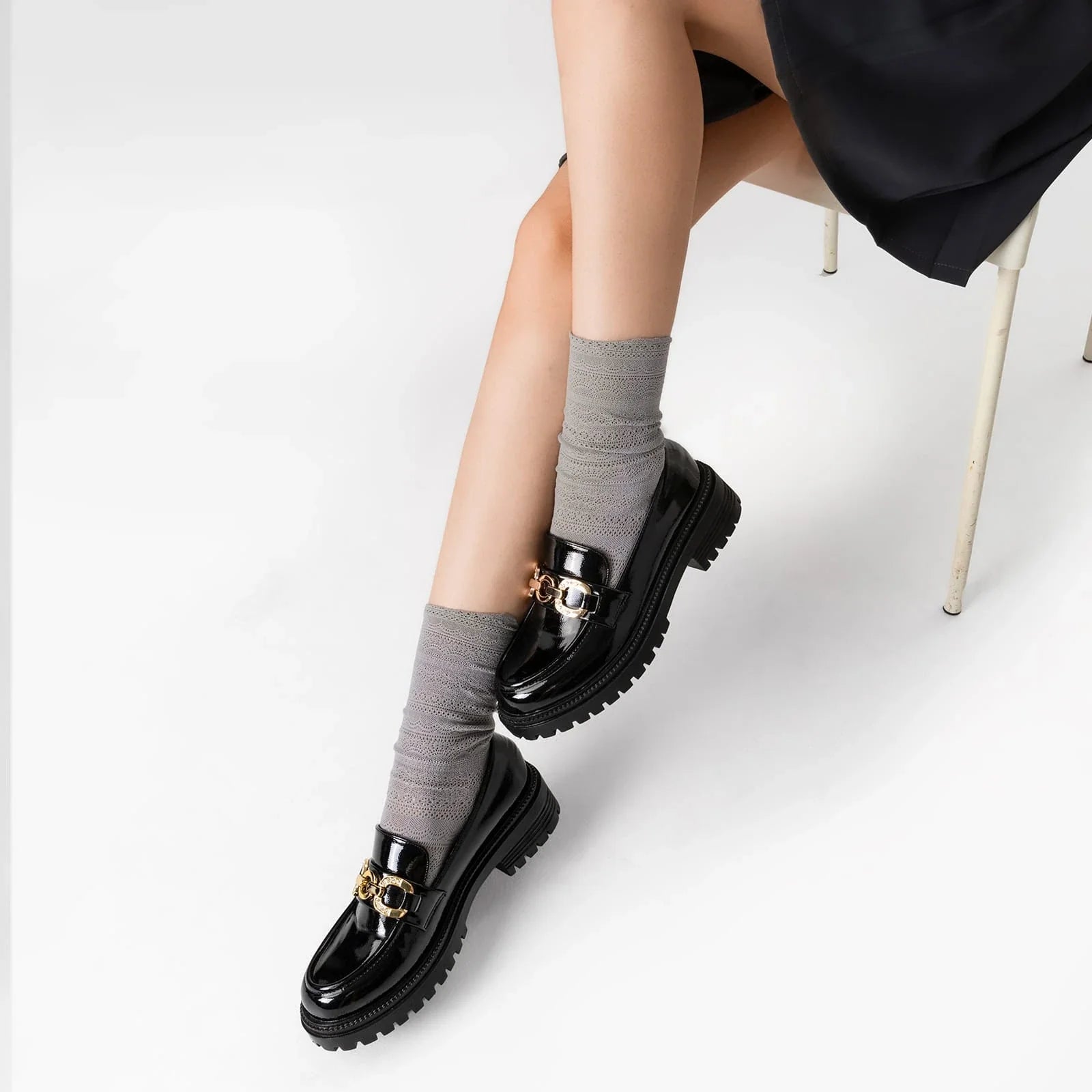 Mocasin Mujer negro de charol con hebilla metal y tacón cuadrado elegante
