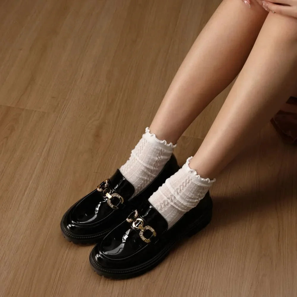 Mocasin mujer negro de charol con hebilla metálica y tacón cuadrado elegante