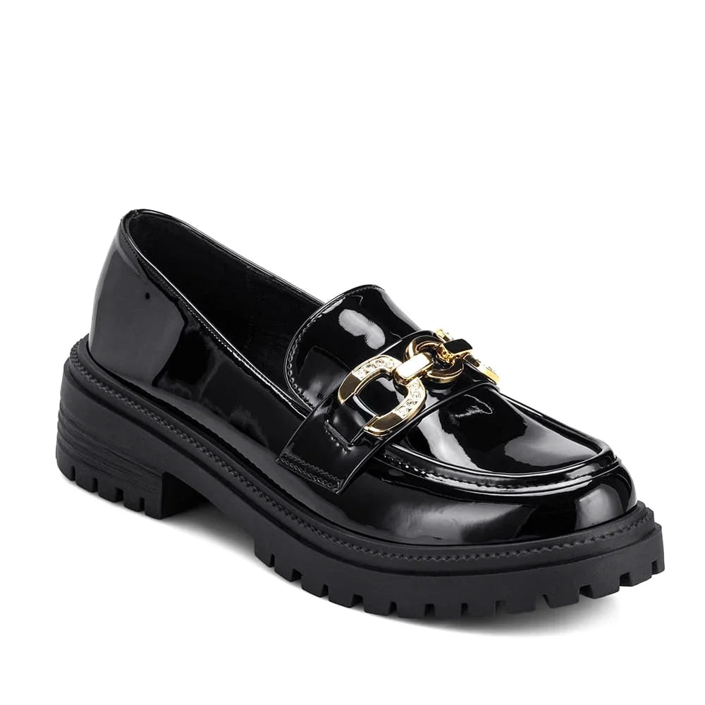 Mocasin Mujer negro de charol con hebilla de metal y tacón cuadrado elegante.