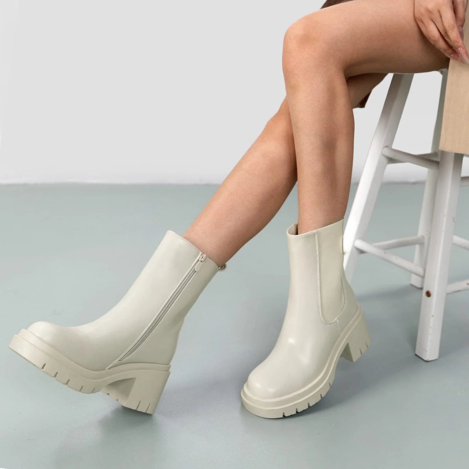 Botin Taco Mujer Emilia con suela oversized de goma, taco de 6 cm y plataforma de 1.6 cm, diseño cómodo y práctico