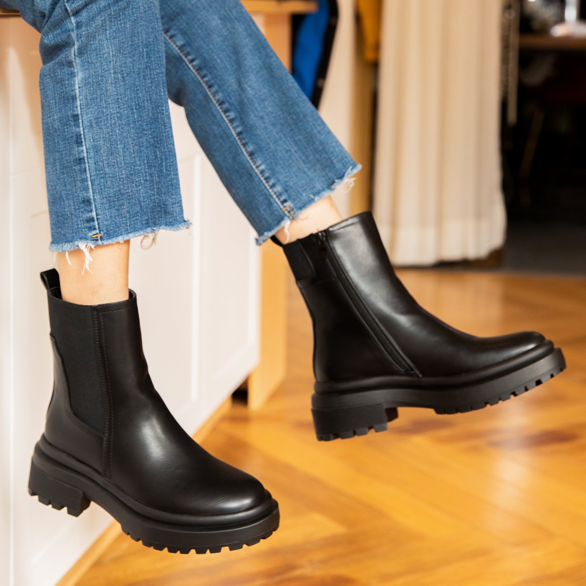 Botines plataforma mujer negros con diseño textil irregular y cierre de cremallera interior, tacón de 4.7 cm y plataforma de 2.3 cm.