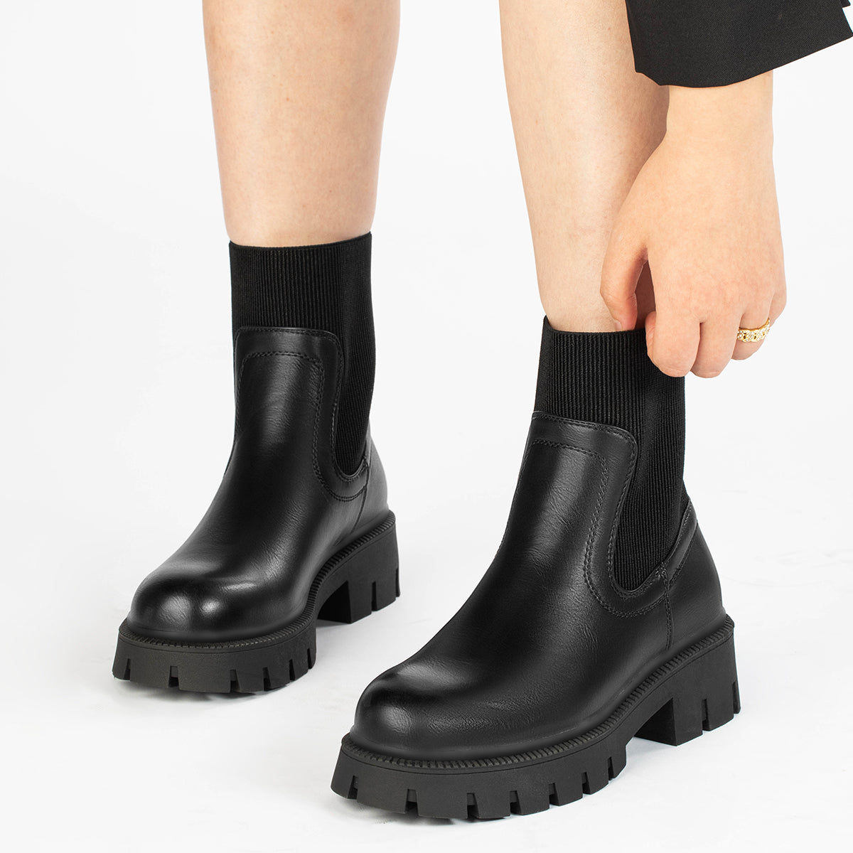 Botines plataforma mujer negros sin cordones con combinación de cuero y punto y suela gruesa antideslizante